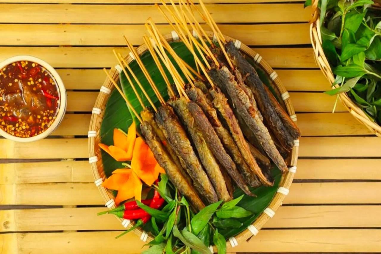 Một trong những cách thưởng thức mộc mạc mà hao cơm nhất chính là cá kèo nướng hoặc chiên giòn rồi chấm đẫm cùng mắm me