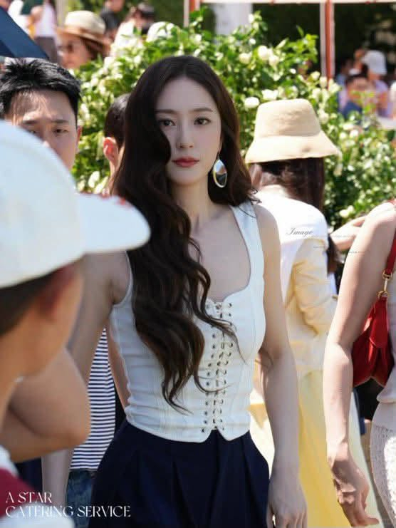 Thời gian chỉ càng khiến Krystal thêm xinh đẹp cuốn hút. Ảnh: X