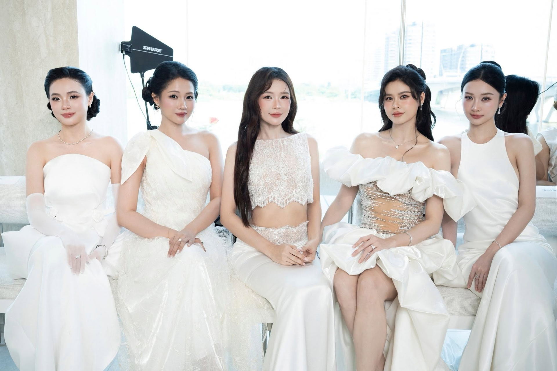 Khung ảnh Sam đăng tải sau khi dự show cũng không có sự xuất hiện của Thuỷ Tiên dù cả hai ngồi cạnh nhau