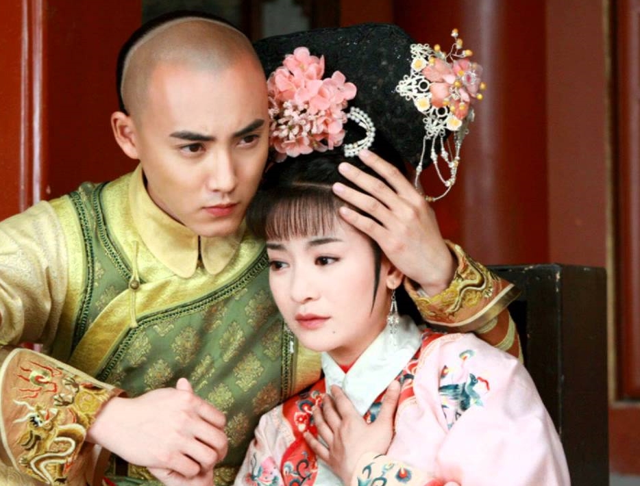 Trương Duệ nổi tiếng ở Việt Nam sau vai diễn Ngũ A Ca trong Tân Hoàn Châu Cách Cách