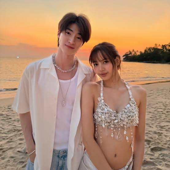 Lisa được cho là đang hẹn hò tài tử Thái Lan Blue Pongtiwat sau khi chia tay bạn trai tỷ phú. Ảnh: X.