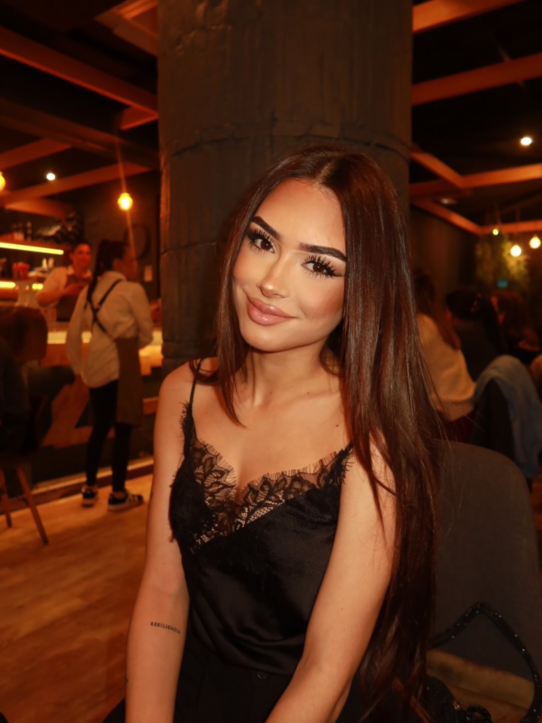 Adriana Lobaz sở hữu ngoại hình xinh đẹp, quyến rũ, dễ dàng thu hút mọi ánh nhìn. Ảnh: IGNV