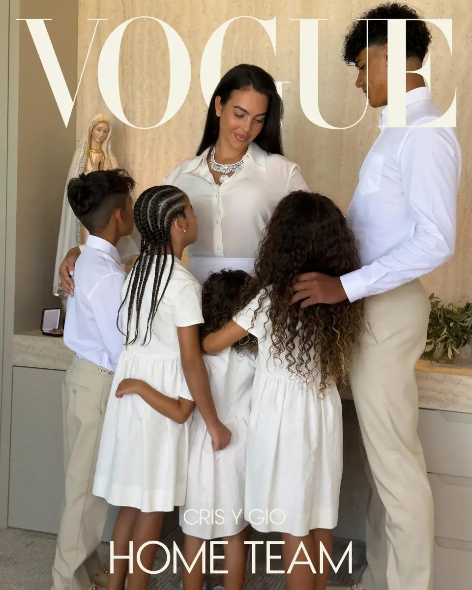 Cặp đôi cùng nhau chăm sóc con chung, con riêng. Ảnh: Vogue.