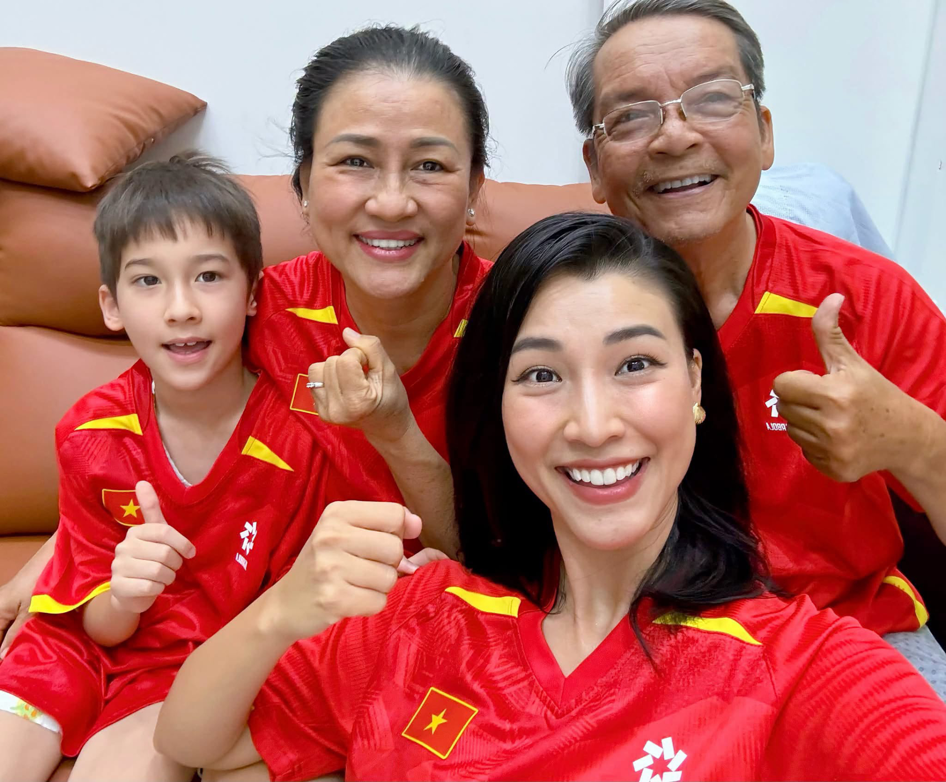 MC Hoàng Oanh cùng gia đình cổ vũ đội tuyển Việt Nam trong trận đấu quan trọng (Ảnh: FBNV)