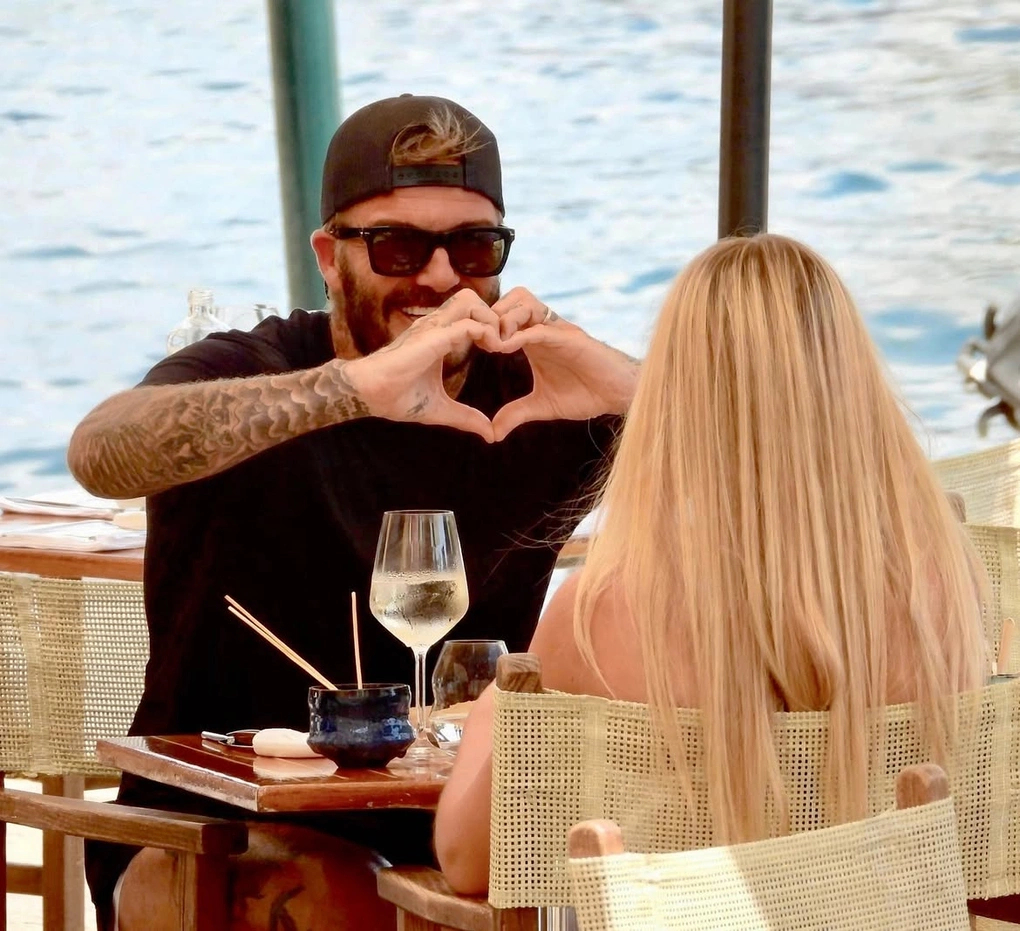 David Beckham còn tạo hình trái tim với con gái cưng Harper. Ảnh: X