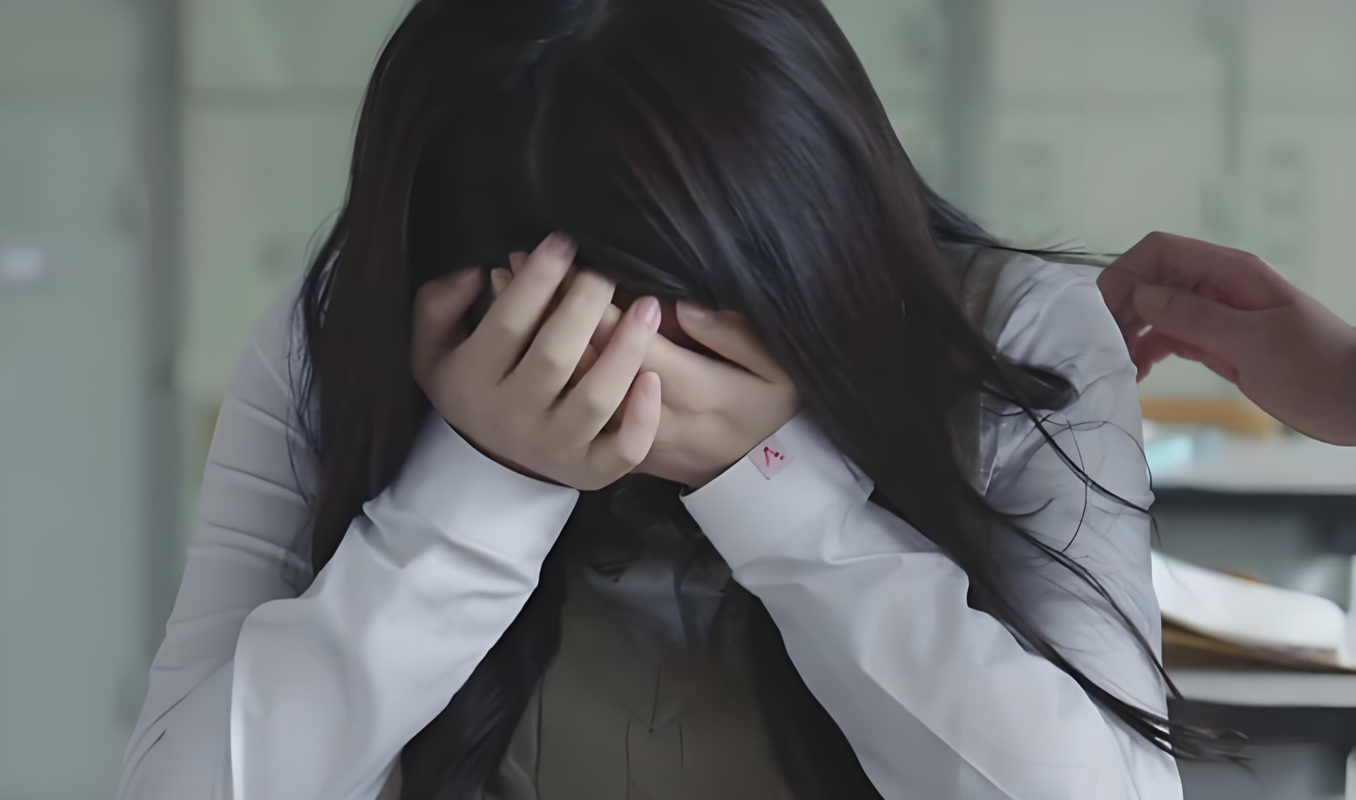 Người mẹ cho biết mình đã nhiều lần nhắc nhở nhưng con vẫn tiếp tục sử dụng điện thoại ngoài thời gian quy định. (Ảnh minh hoạ)