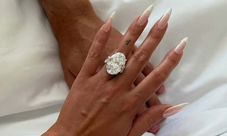 Nhẫn đính hôn 37 carat CR7 trao cho vợ người mẫu. Ảnh: X.