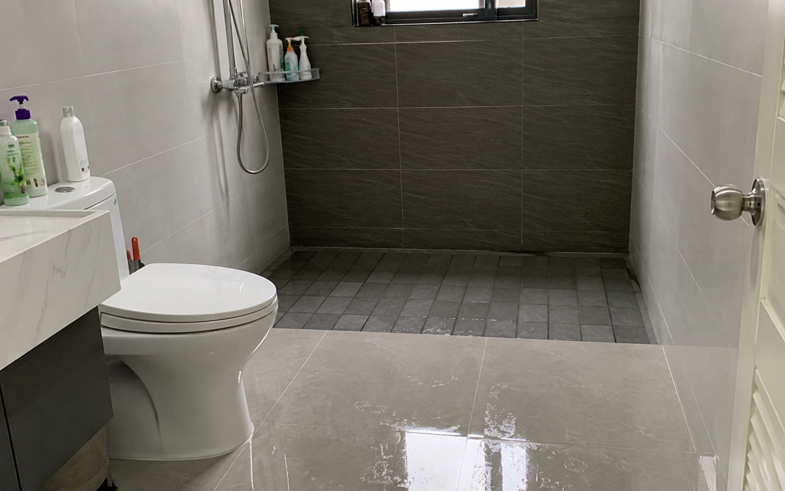 Vì sao ngày càng nhiều gia đình không còn lát gạch bóng trong nhà tắm? 2 bề mặt giảm trơn trượt tốt hơn đang thành xu hướng mới 