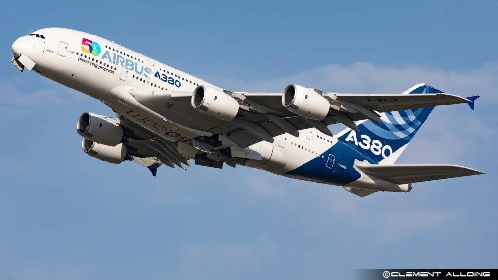 Chiếc Airbus A380 nguyên mẫu F-WWOW cất cánh từ Toulouse trong chuyến bay thử nghiệm đầu tiên sau gần hai năm ngừng hoạt động. Ảnh: Clément Alloing.