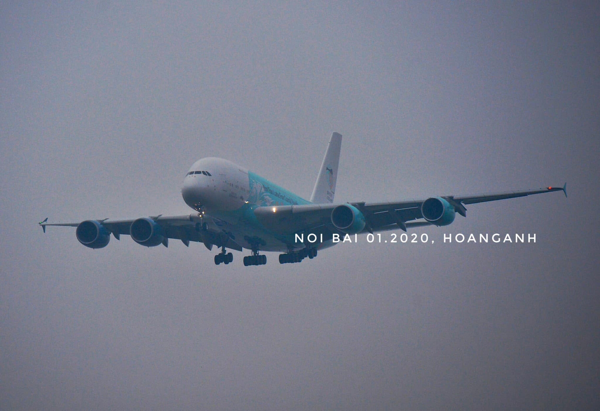 Lần thứ hai được ghi nhận là ngày 1/2/2020, khi một chiếc A380 của Hi Fly hạ cánh xuống Nội Bài để quá cảnh, tiếp nhiên liệu trong hành trình phục vụ hoạt động sơ tán công dân châu Âu trong giai đoạn dịch COVID-19. Ảnh: HoangAnh