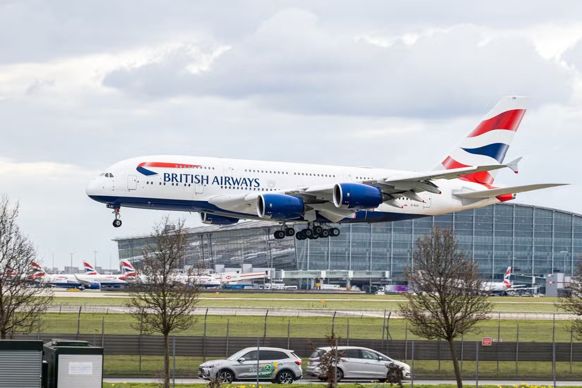Máy bay bay phía sau A380 có thể phải duy trì khoảng cách lớn hơn để tránh ảnh hưởng của các luồng xoáy do máy bay khổng lồ này tạo ra. Ảnh: Simpleflying
