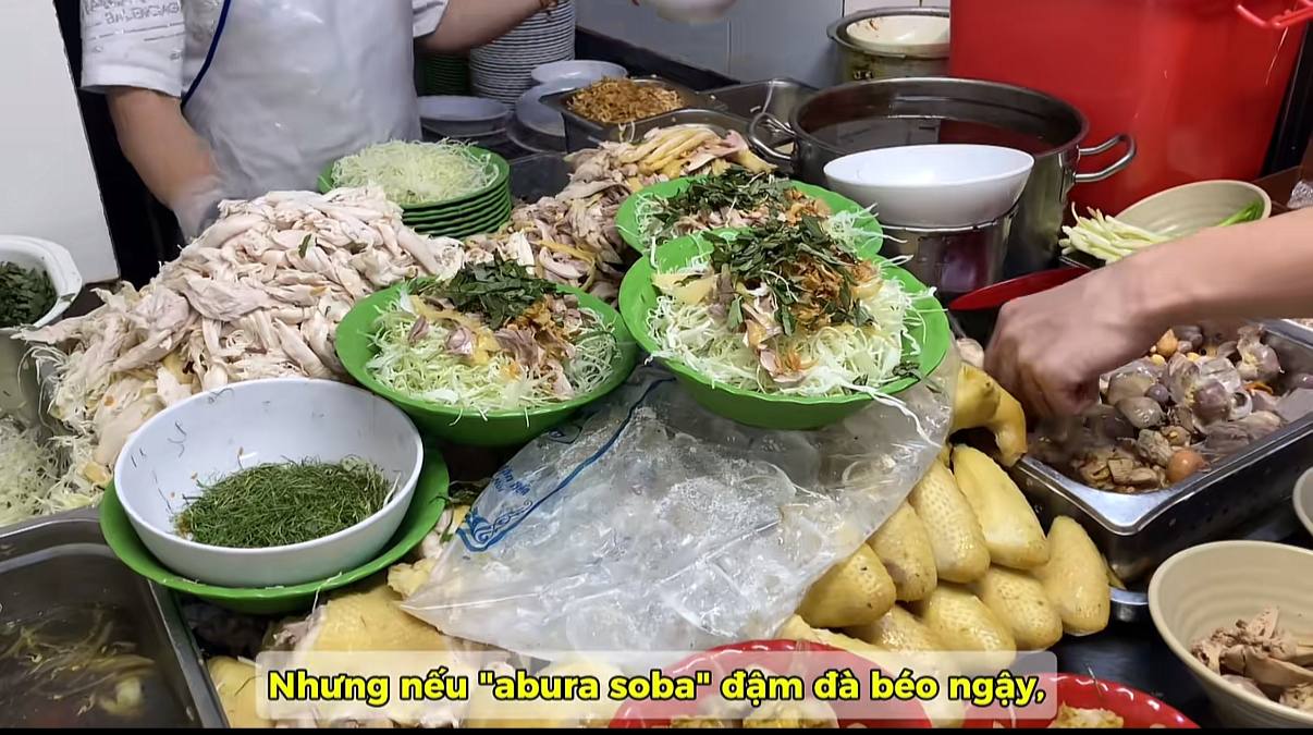 Bát nộm gà của quán có phần trình bày hấp dẫn, bắt mắt. Nguồn: Hitoshi Mission