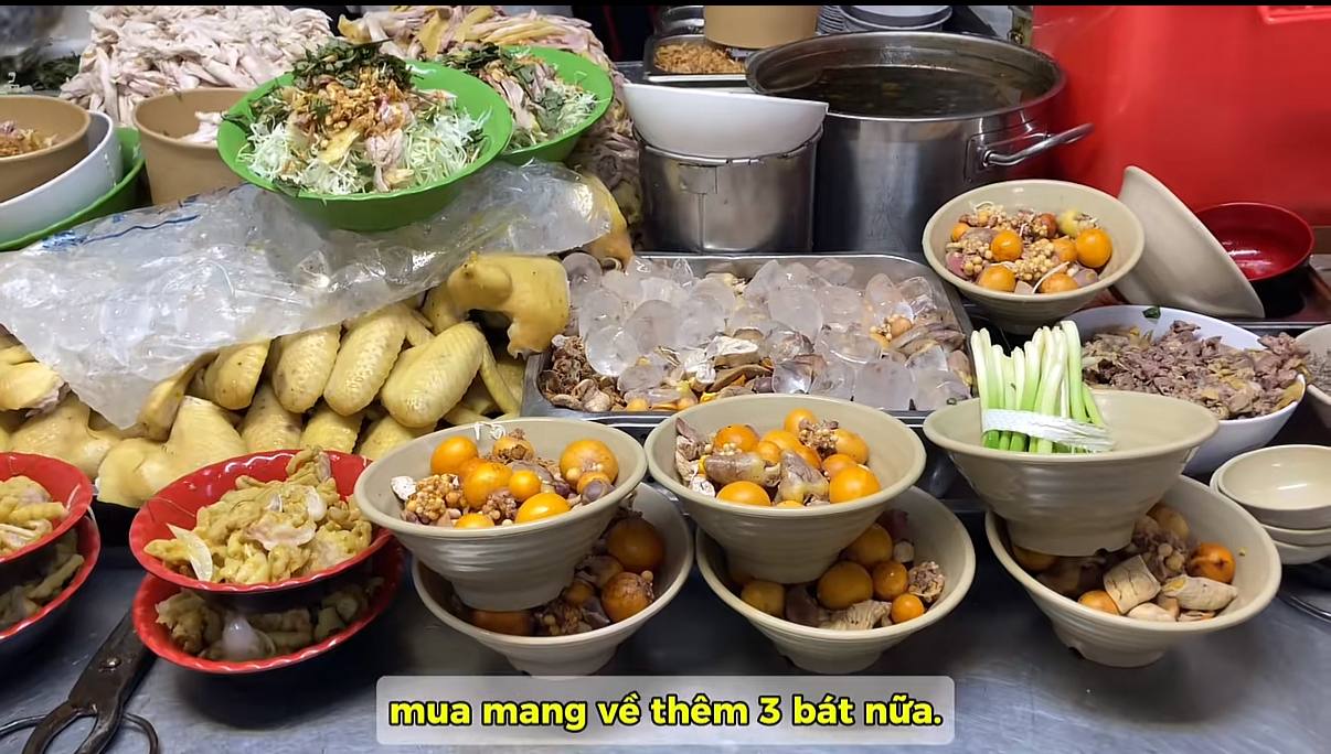 Quầy có nhiều món ăn kèm từ gà. Những bát lòng mề, trứng non, chân gà rút xương với phần trứng vàng óng được đặt ngay ngắn. Nguồn: Hitoshi Mission