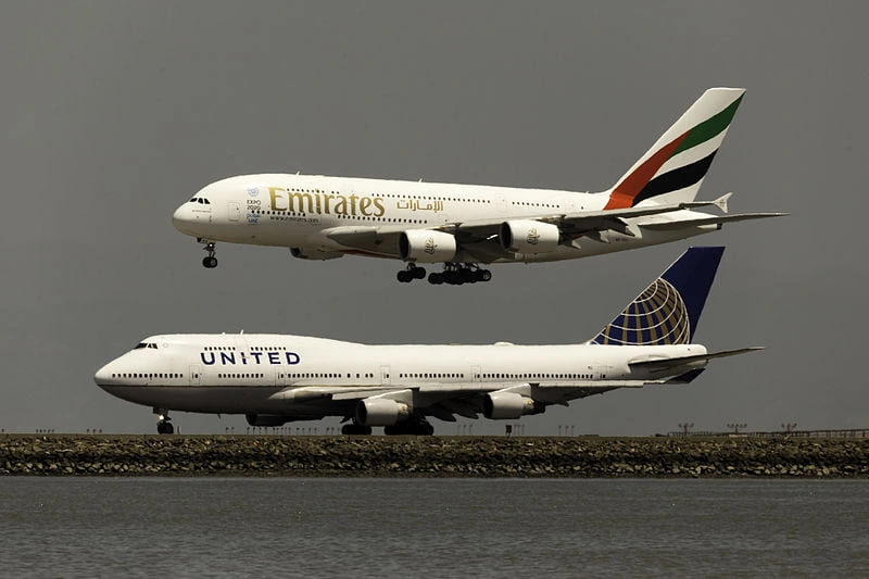 Chiếc Airbus A380 của Emirates và Boeing 747-400 của Boeing tại sân bay San Francisco của Mỹ. Ảnh: Wikipedia