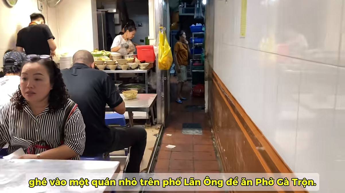 Khách Nhật ăn phở gà Hà Nội rồi ví như