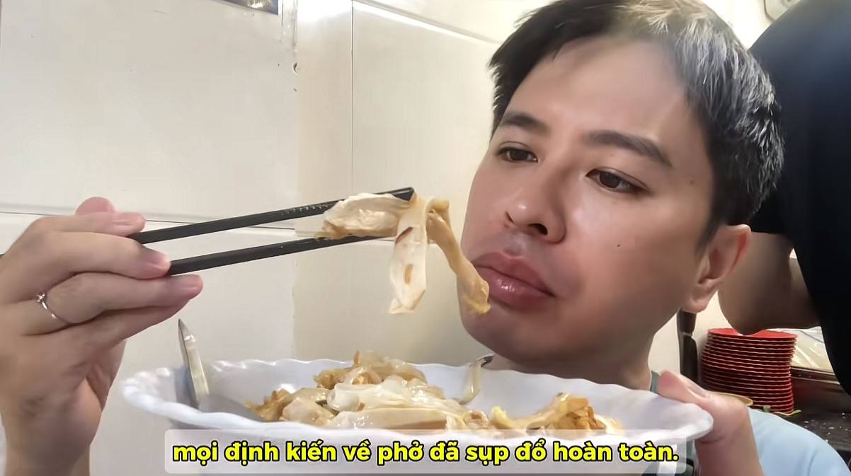 Hitoshi nói về thịt gà Hà Nội: “Mà nghĩ lại thì, gà Hà Nội sao lại ngon đến thế cơ chứ. Cứ ăn mãi ăn mãi mà không sao dừng đũa lại được”. Nguồn: Hitoshi Mission