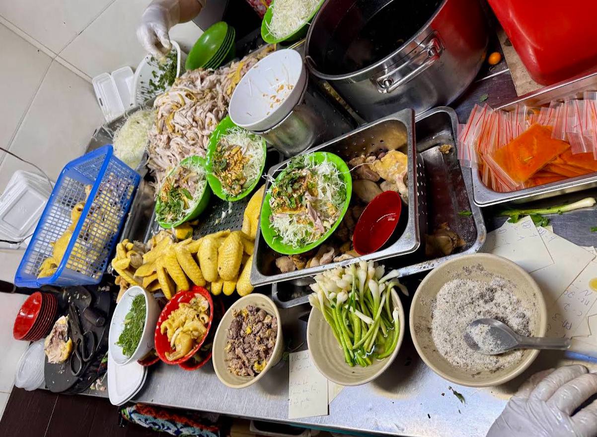 Phở Hạnh nằm trên phố Lãn Ông, khu vực quận Hoàn Kiếm cũ. Ảnh: Google Review