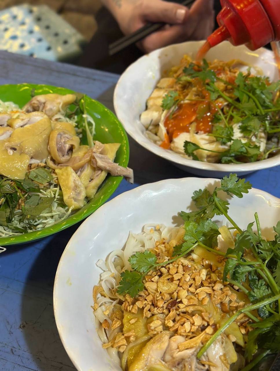 Khách Nhật ăn phở gà Hà Nội rồi ví như