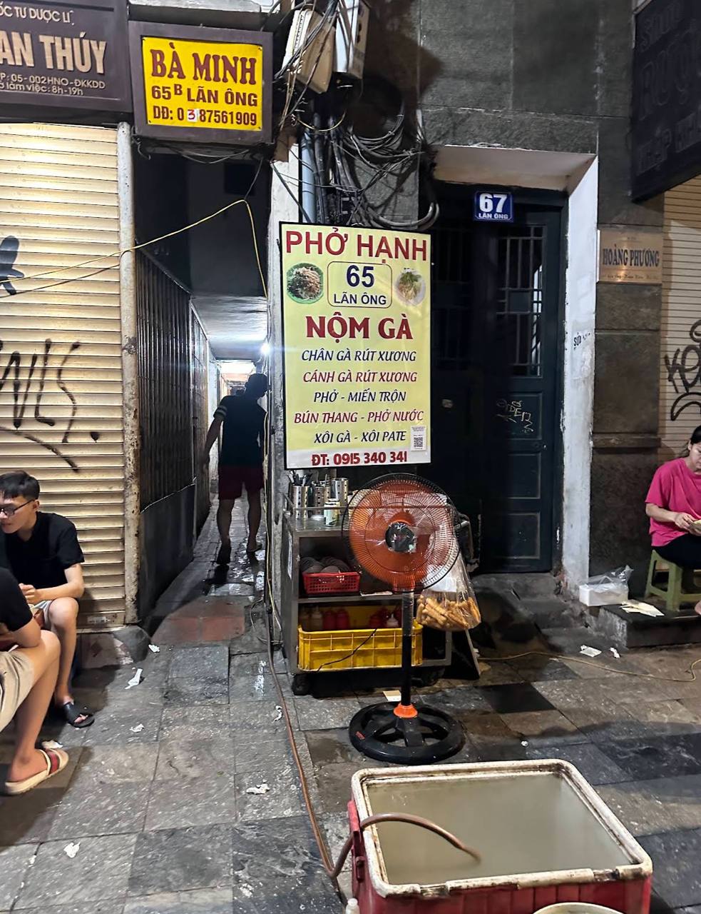 Khách Nhật ăn phở gà Hà Nội rồi ví như