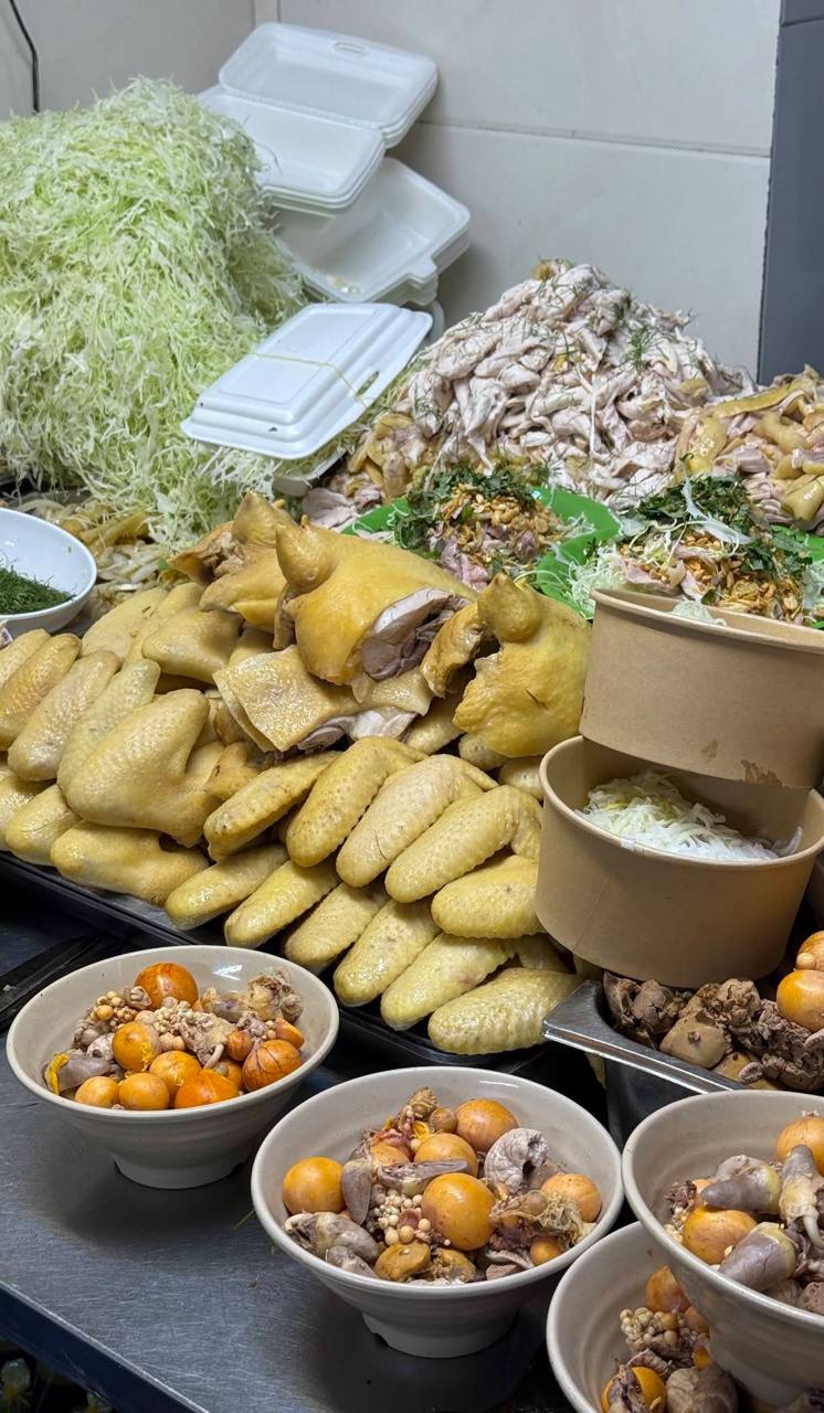 Để làm phở gà, quán sử dụng những con gà khoảng 3 kg. Ảnh: Google Review
