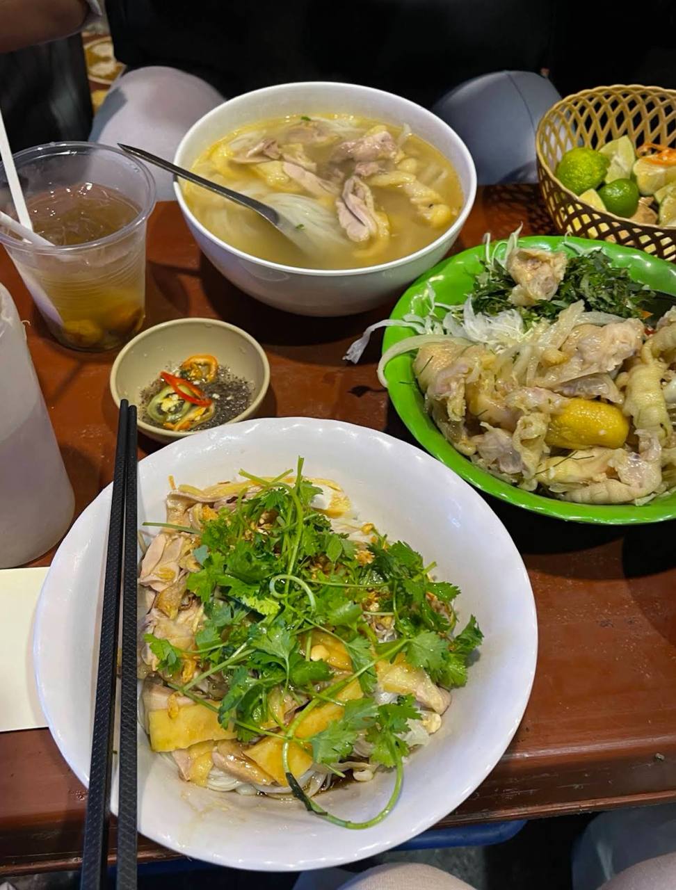 Khách Nhật ăn phở gà Hà Nội rồi ví như
