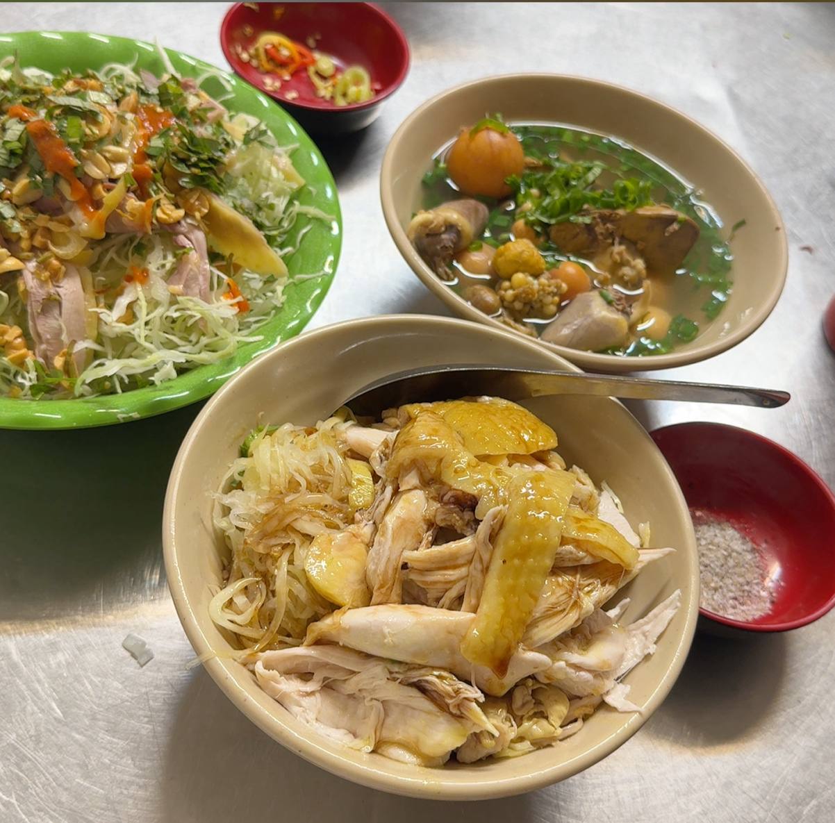 Ngoài phở gà trộn, quán còn có khá nhiều món từ gà như nộm gà, miến gà, xôi gà, chân gà rút xương, lòng mề trứng non hay các phần gà riêng. Ảnh: Google Review