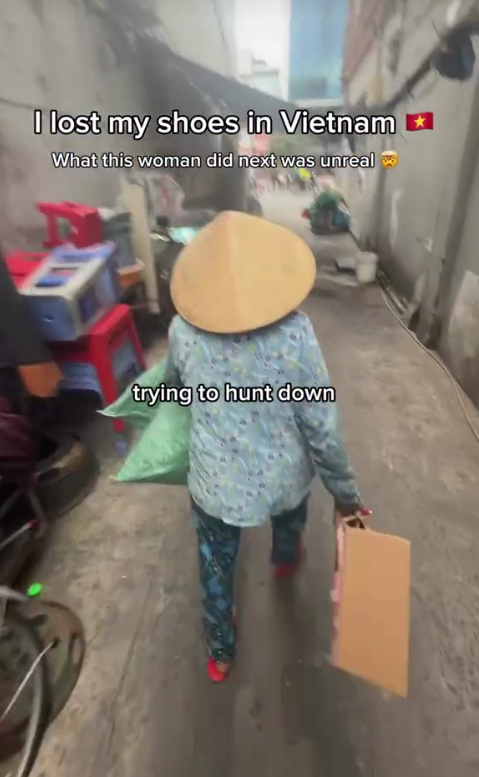 Khách Tây đi theo cô nhặt ve chai để tìm lại đôi giày bỏ quên.