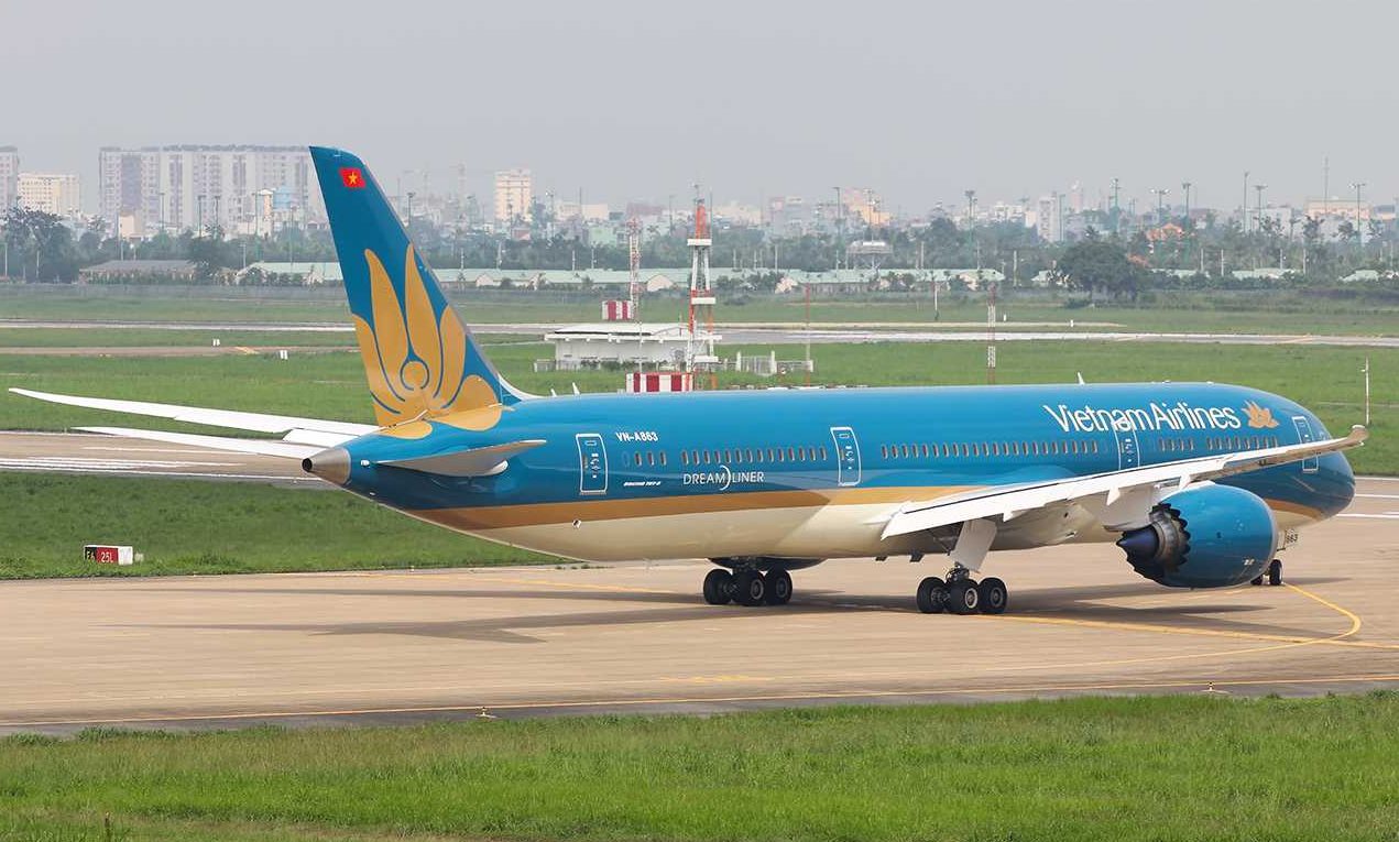 Chiếc máy bay Boeing 787-9 đầu tiên của Vietnam Airlines hạ cánh lúc 17 giờ 10 phút, ngày 2/8/2015 tại Sân bay Nội Bài.