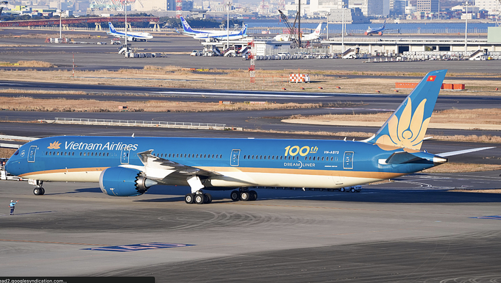 Boeing 787-10, tân binh mới nhất trong đội bay của Vietnam Airlines được gia nhập ngày 16/8/2019. Có kích thước lớn nhất trong gia đình máy bay Boeing 787, Boeing 787-10 là loại máy bay hiện đại nhất và có kích thước lớn nhất được khai thác tại Việt Nam hiện nay.