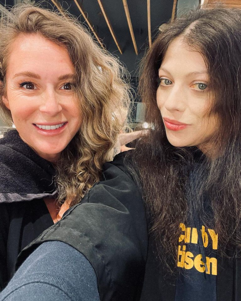 Alexa PenaVega và Michelle Trachtenberg (bên phải). Ảnh: Instagram.