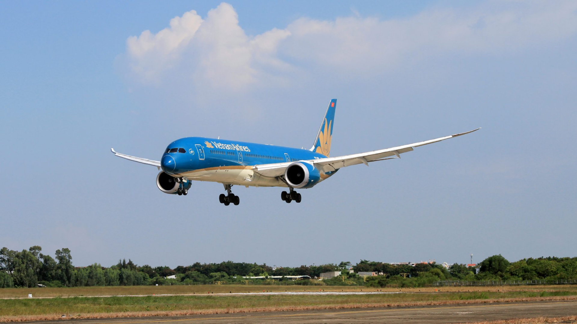 Máy bay Boeing 787-10 hạ cánh đường băng 35L – Đà Nẵng