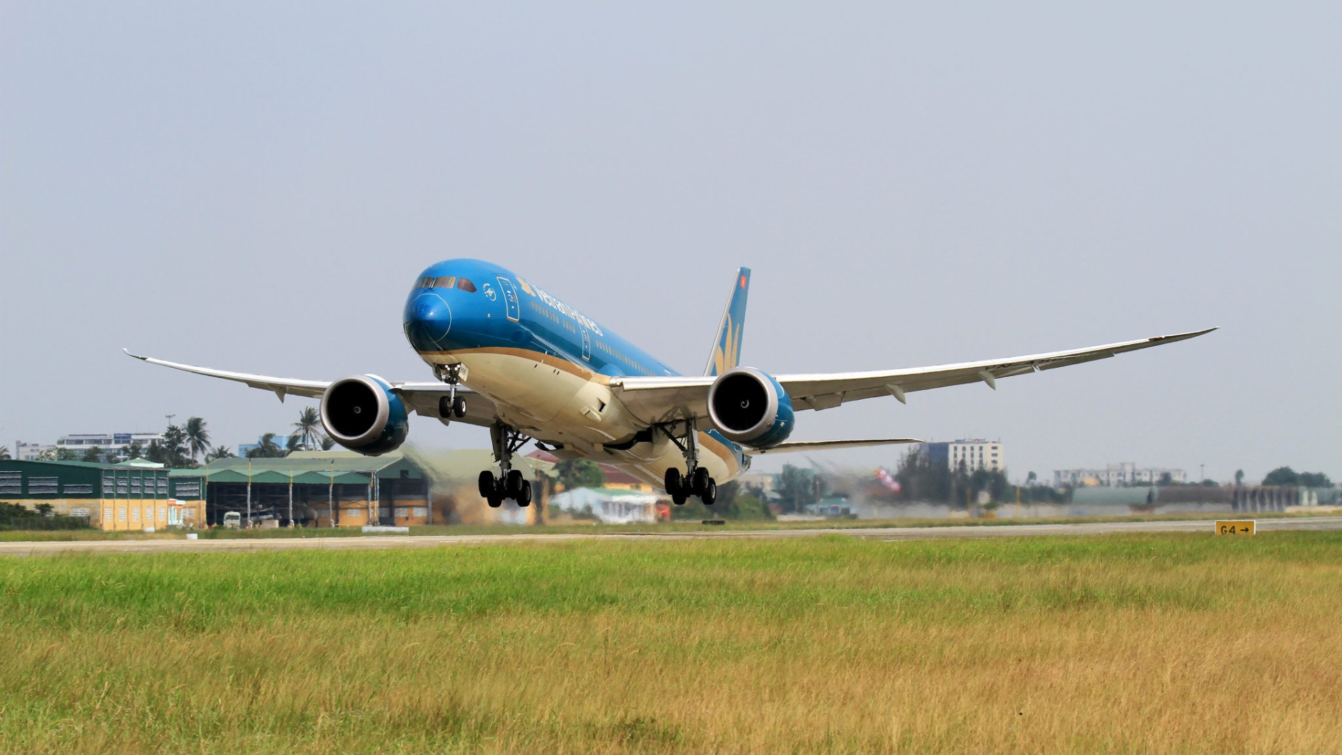 Máy bay Boeing 787-9 cất cánh đường băng 35R- Đà Nẵng