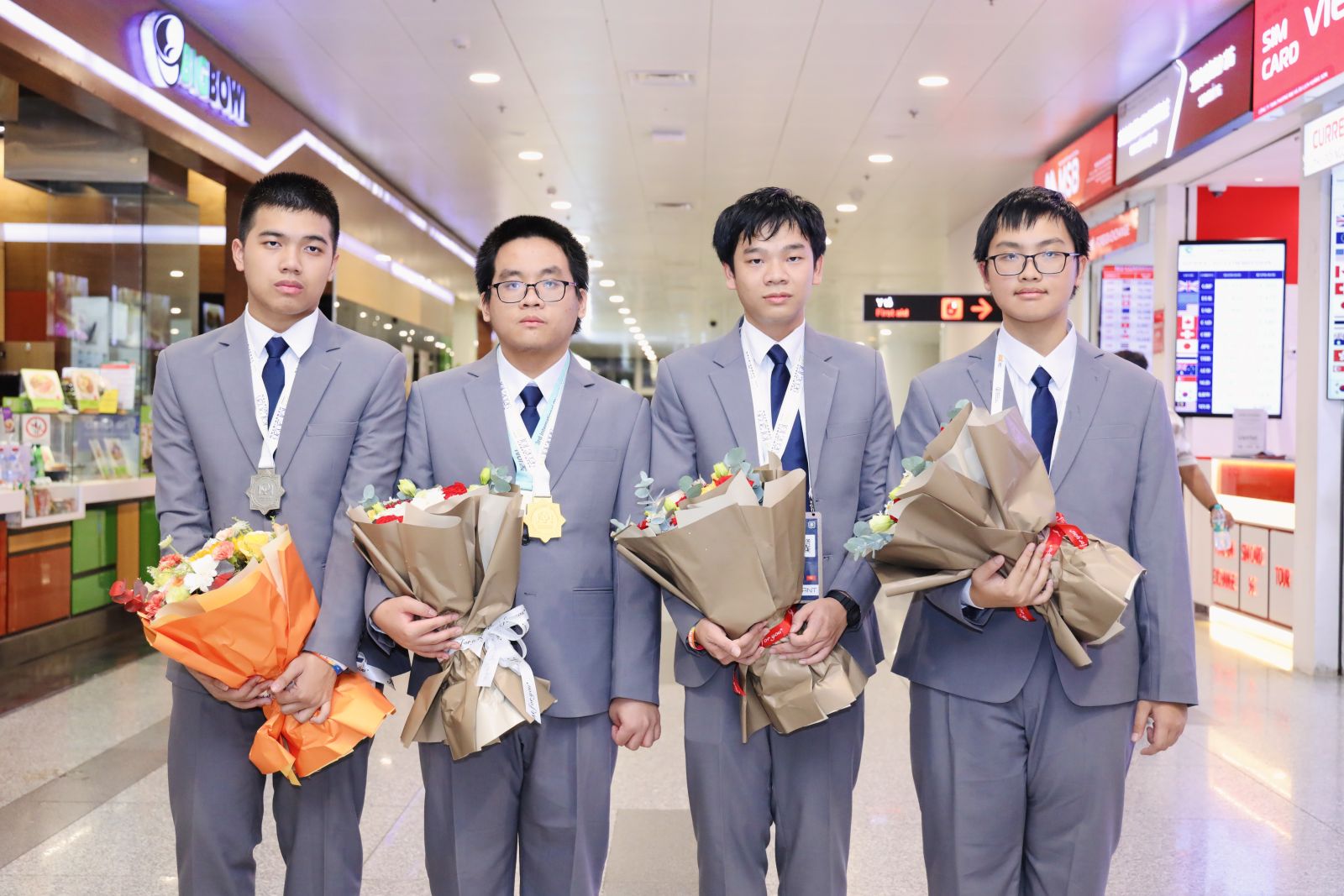 Nguyễn Hữu Tuấn (thứ 2 từ trái qua) cùng Đội tuyển quốc gia Việt Nam tham dự Olympic Tin học quốc tế và cả 4 đều đoạt giải. (Ảnh: MOET)