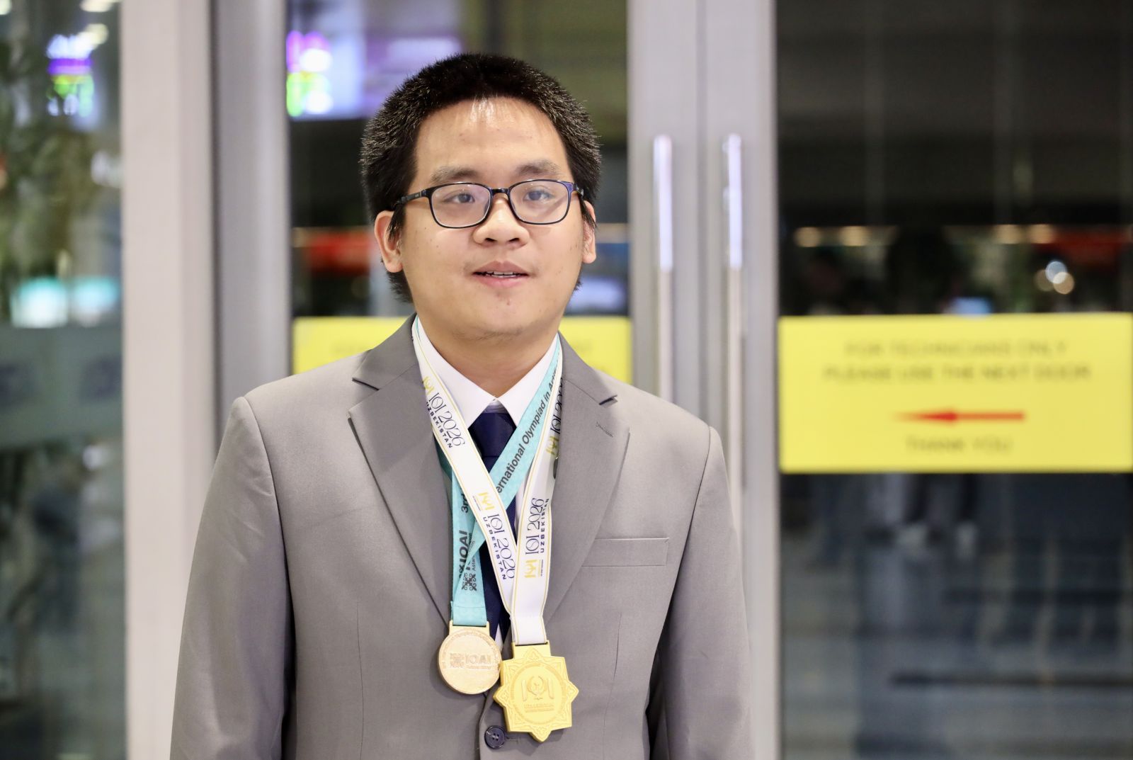Nam sinh Nguyễn Hữu Tuấn giành 2 Huy chương vàng Olympic Quốc tế chỉ trong 1 tuần. (Ảnh: MOET)