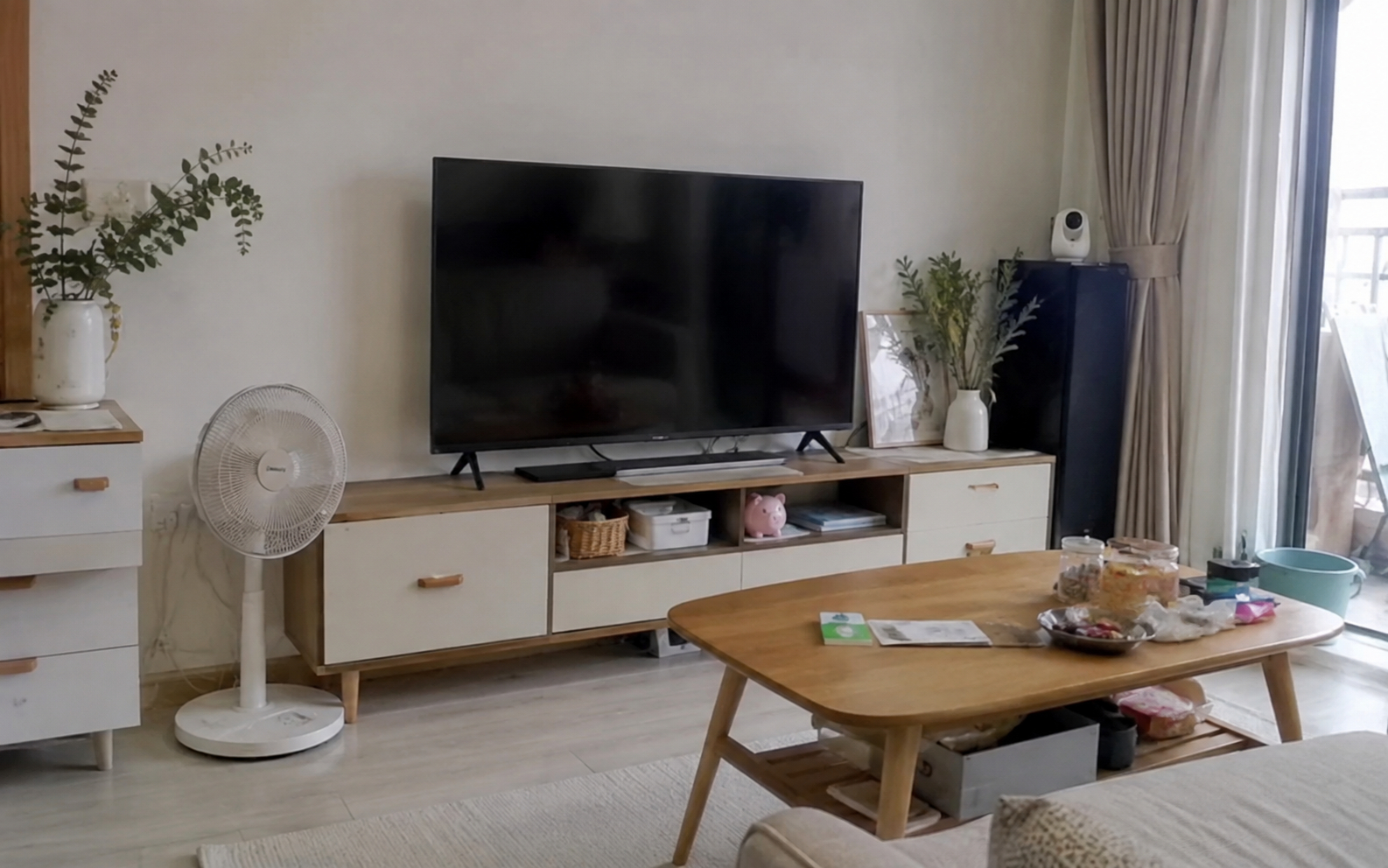 Vì sao ngày càng nhiều gia đình không còn đặt tivi lên kệ? 2 cách bố trí đang phổ biến trong nhà hiện đại