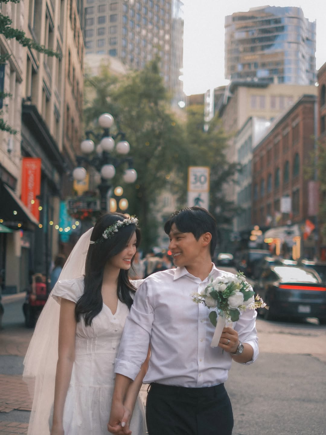 Đôi vợ chồng chụp ảnh cưới ở cả Hàn Quốc và Canada. Ảnh: Instagram