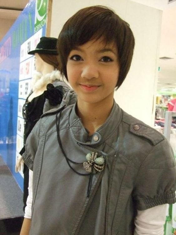 Năm 2011, ở tuổi 14, Lisa sang Hàn Quốc và bắt đầu quá trình đào tạo với tư cách thực tập sinh ngoại quốc đầu tiên của YG Entertainment