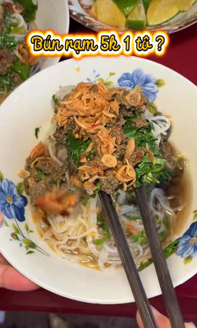 Đến giờ vẫn còn nơi bán bánh căn 500 đồng/cái, tô bún 5.000 đồng tại Việt Nam