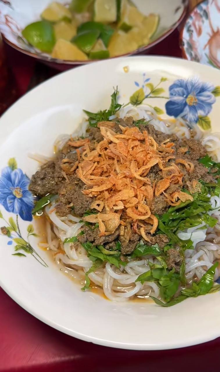 Tô bún riêu rạm giá 5.000 đồng. Nguồn: Tui Là Sập Nè