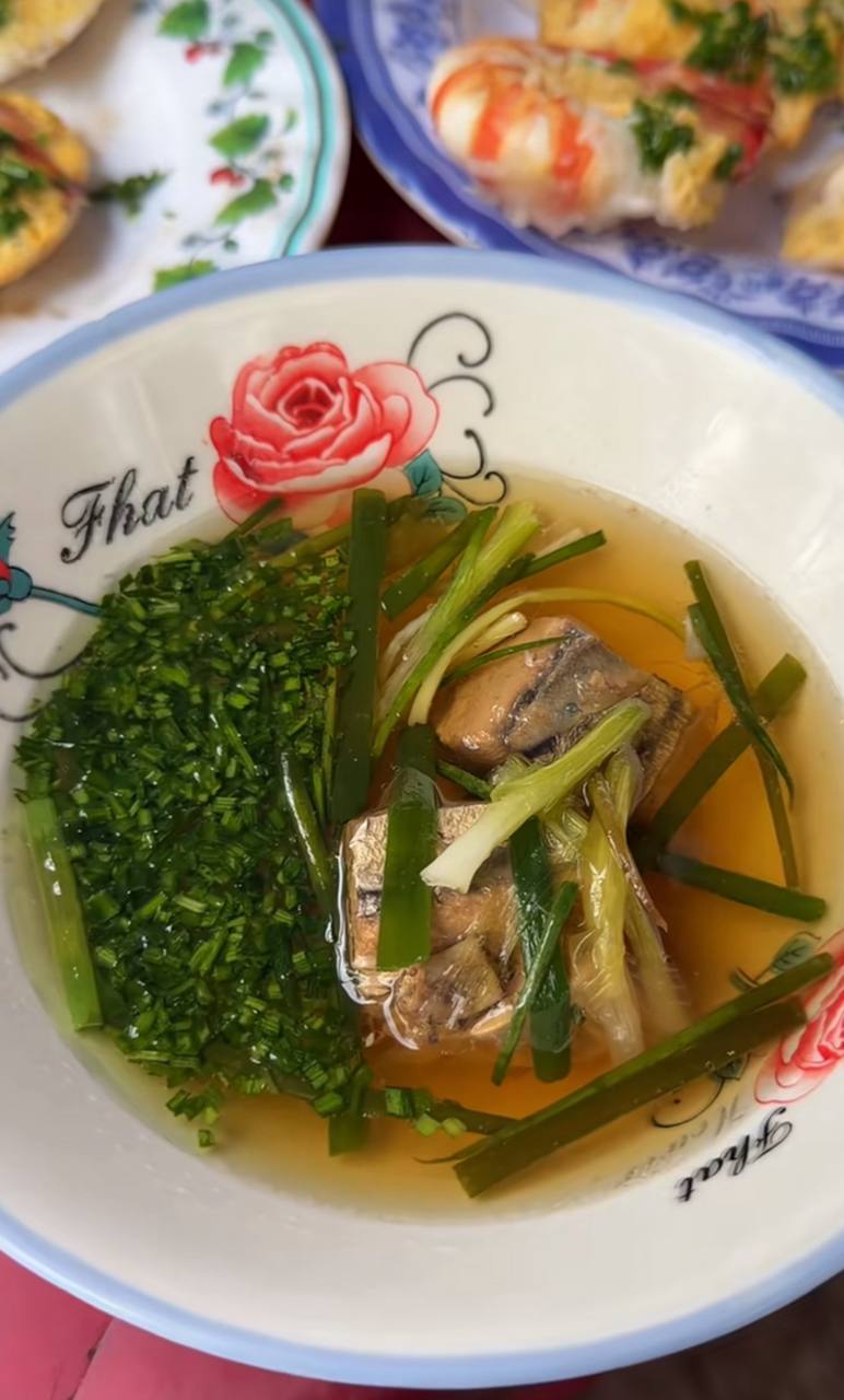 Điểm lạ nằm ở chén nước chấm: không phải nước mắm pha mà là nước kho cá, vị thanh, thơm mùi cá. Nguồn: Tui Là Sập Nè