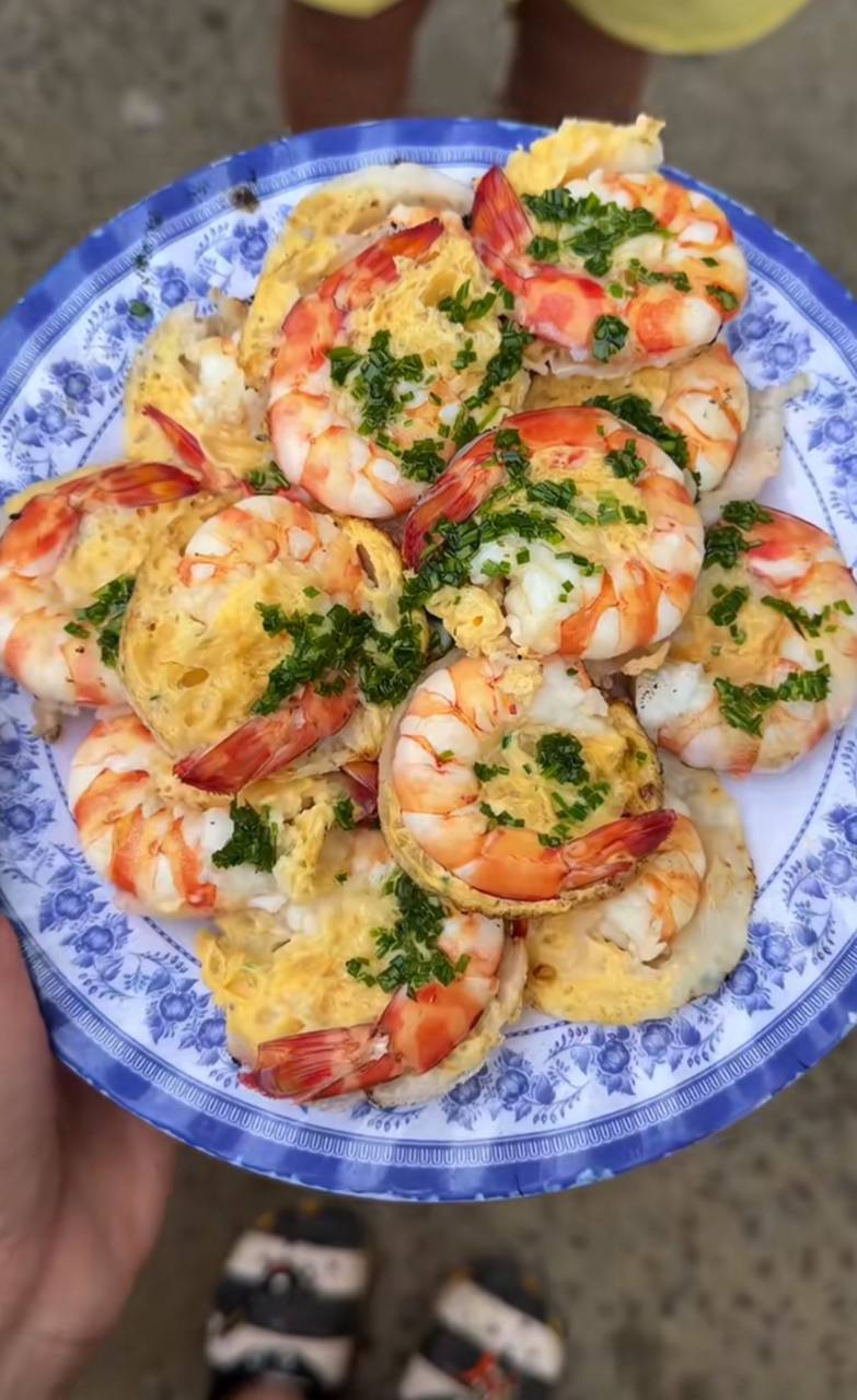 Bánh căn thường chỉ 500 đồng/cái, bánh căn trứng 1.000 đồng/cái, đã có sẵn một chén nước chấm.