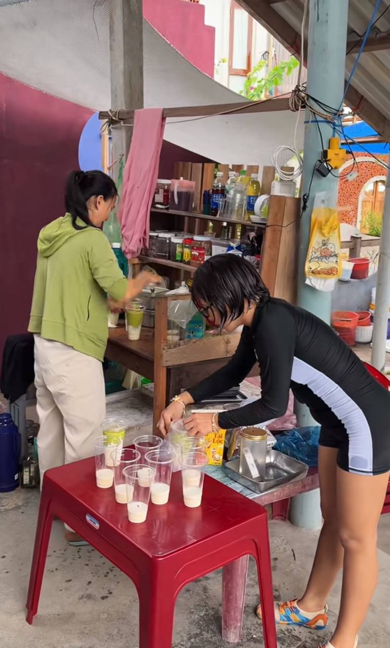Bơ già dừa non 15.000 đồng/ly, phần dưới là sữa tươi và cốt dừa, bên trên là sinh tố bơ. Nguồn: Tui Là Sập Nè