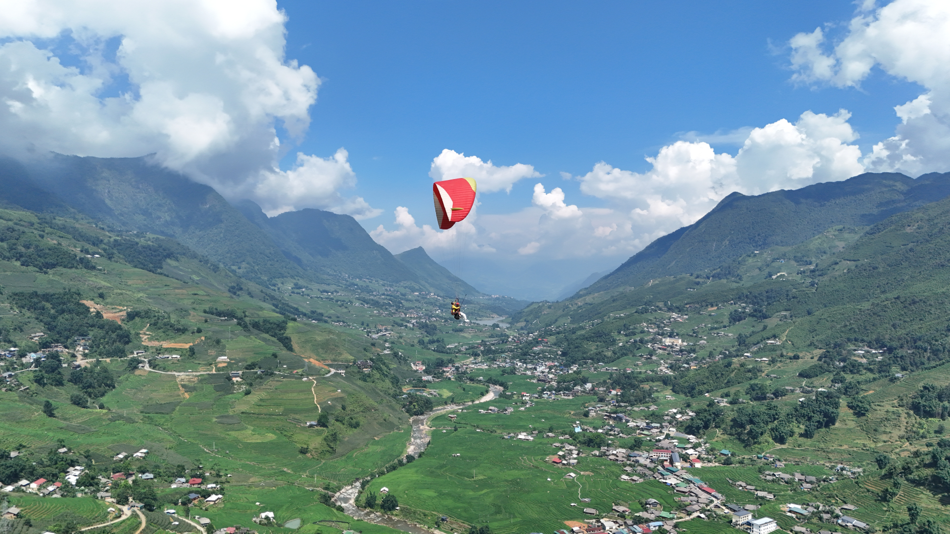 2,19 triệu cho 15 phút bay trên ruộng bậc thang: Bay dù lượn ngắm mùa vàng Sapa thực sự diễn ra như thế nào?