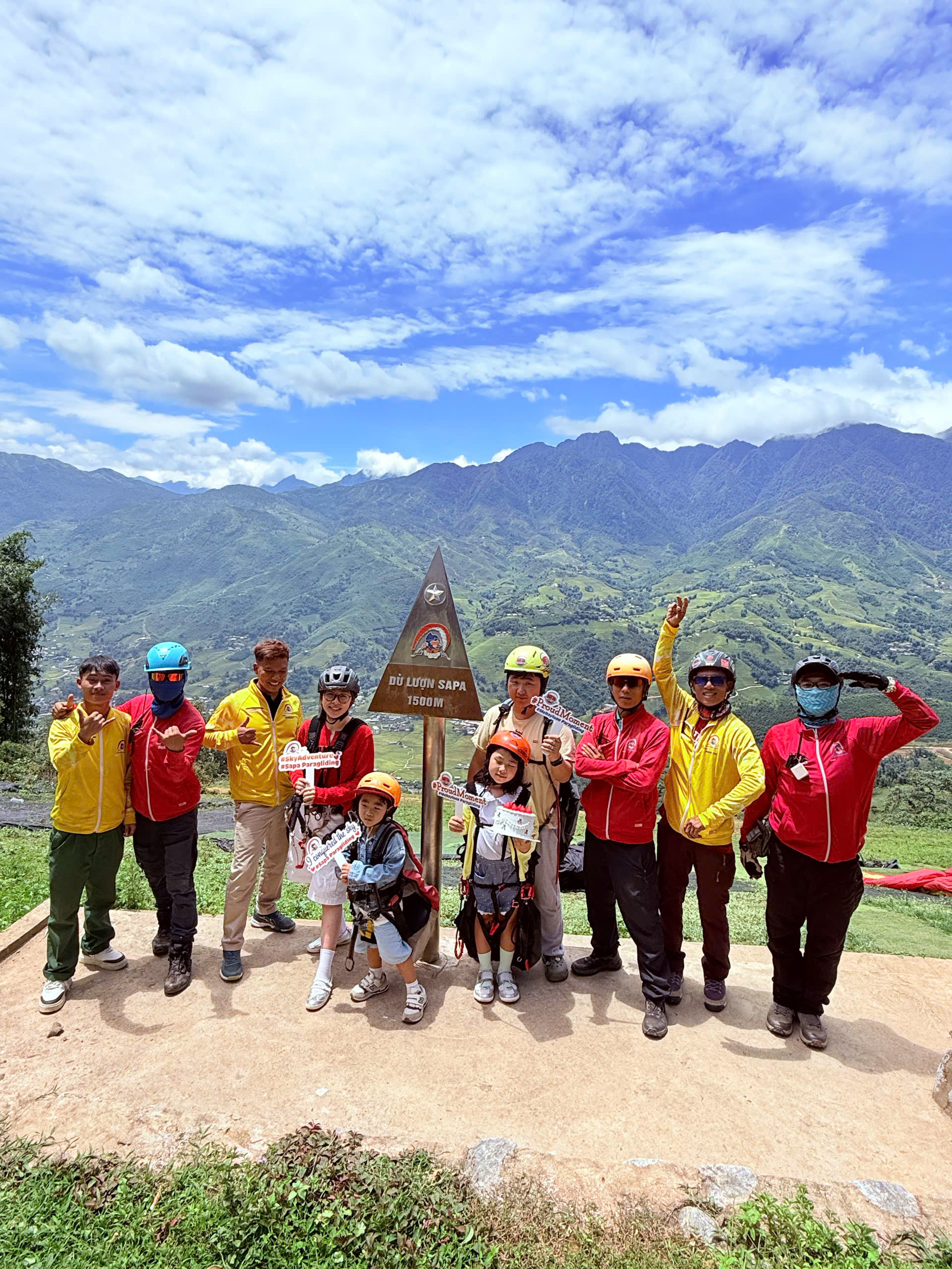 Du khách và đội ngũ phi công tại điểm cất cánh Bản Hàng Đá, phường Sa Pa, ở độ cao hơn 1.500 m so với mực nước biển.
