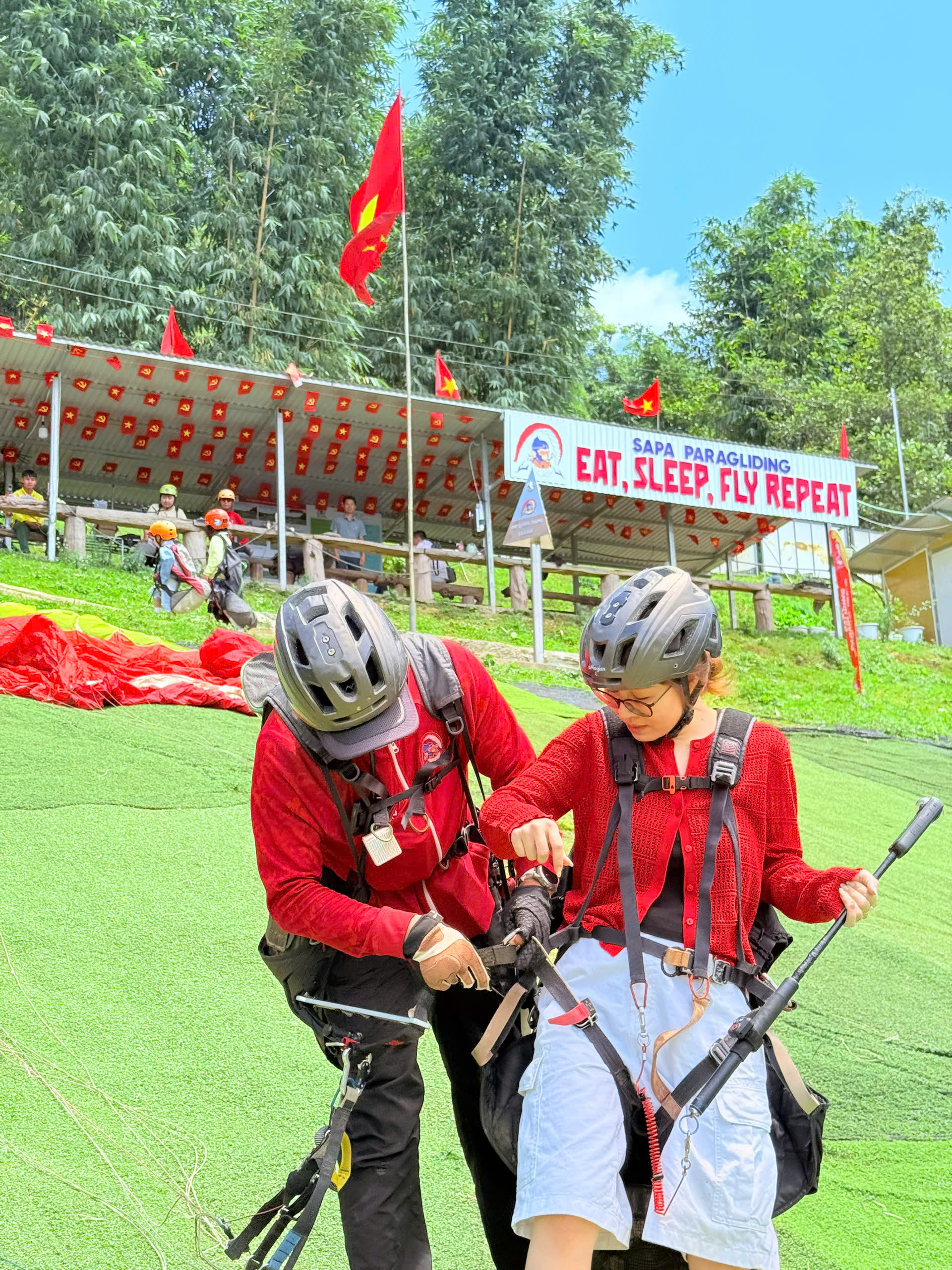 2,19 triệu cho 15 phút bay trên ruộng bậc thang: Bay dù lượn ngắm mùa vàng Sapa thực sự diễn ra như thế nào?