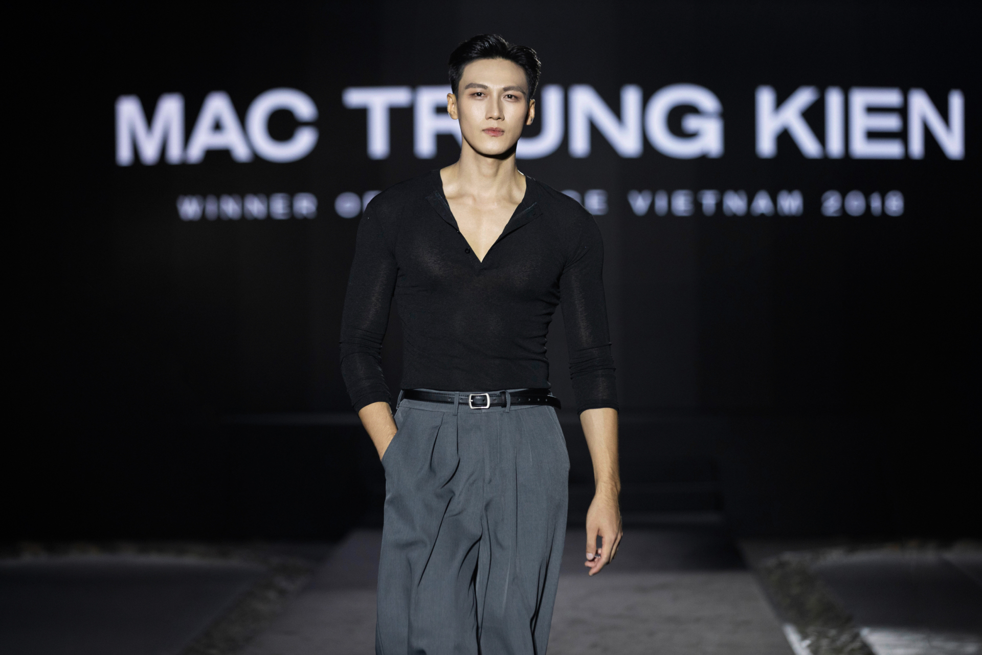 Quán quân The Face Vietnam 2018 - Mạc Trung Kiên với outfit tối giản đầy nam tính.