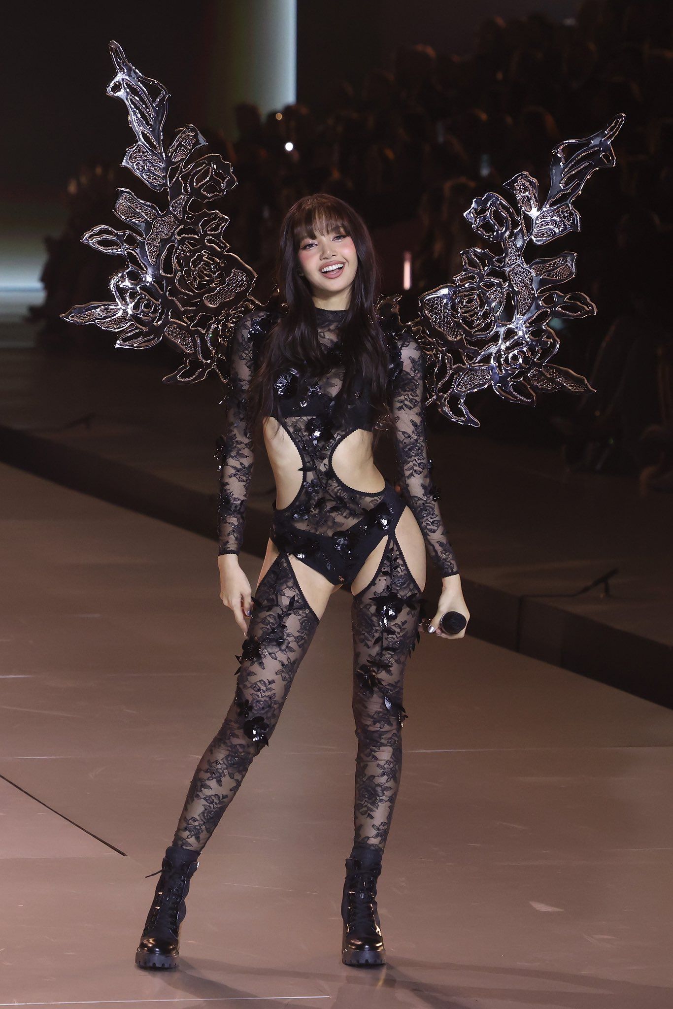 2024 là năm bước ngoặt khi Lisa quyết định không gia hạn hợp đồng cá nhân với YG Entertainment, thành lập công ty riêng LLOUD