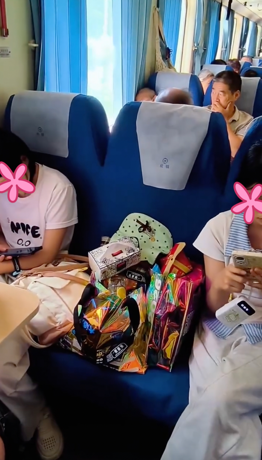 2 cô gái nhưng mua 3 ghế trên tàu (Ảnh cắt từ clip)