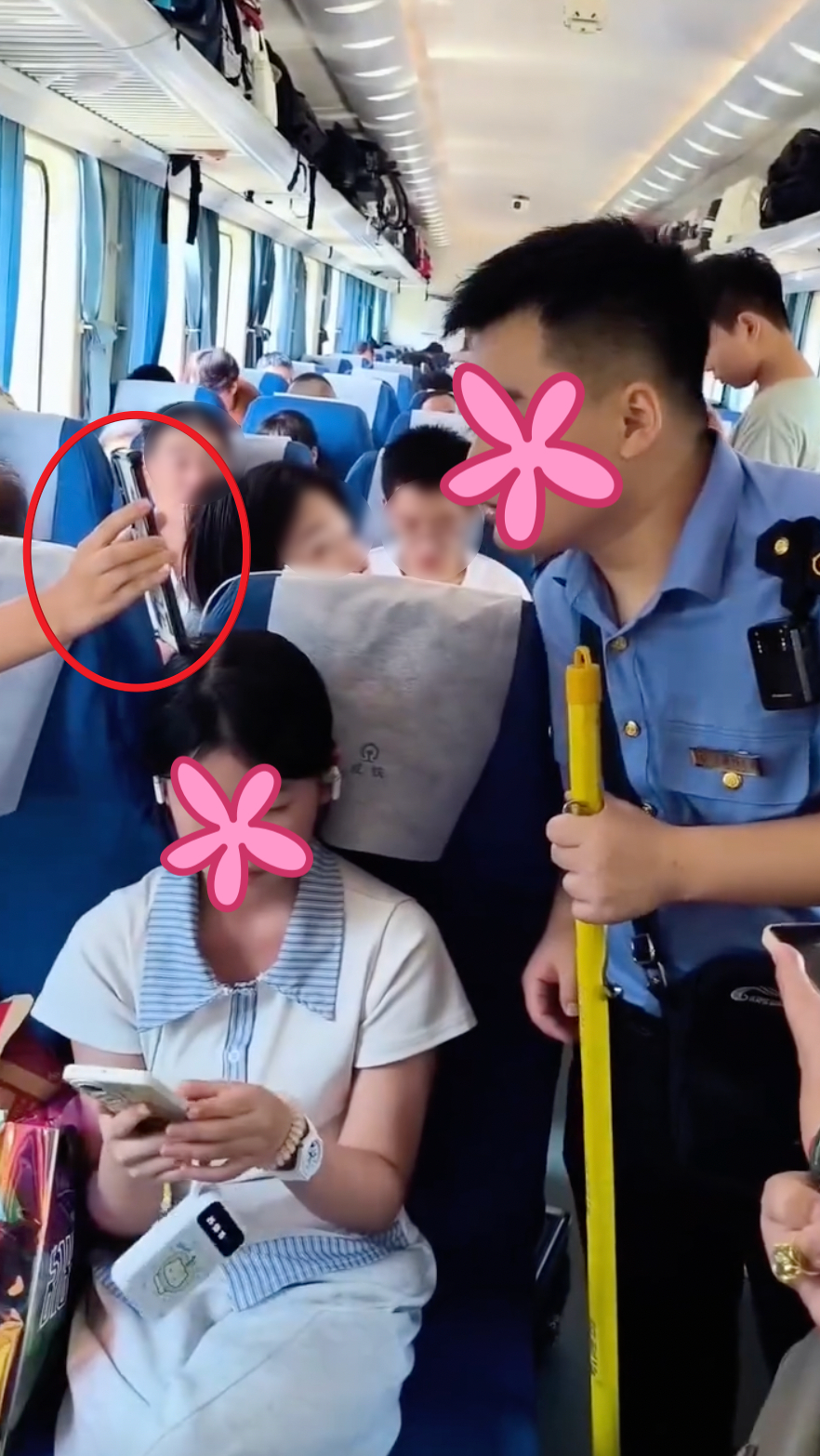 Nhân viên tàu đã kiểm tra vé của 2 cô gái và khẳng định hợp lệ