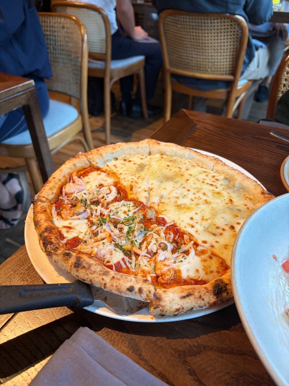 Pizza 4P's phản hồi vụ khách bị nhắc trả bàn 3 lần trong 30 phút: